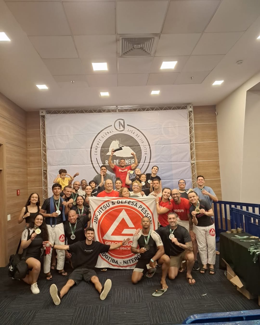 Equipe da Gracie Barra Pendotiba reunida em competição no Rio de Janeiro
