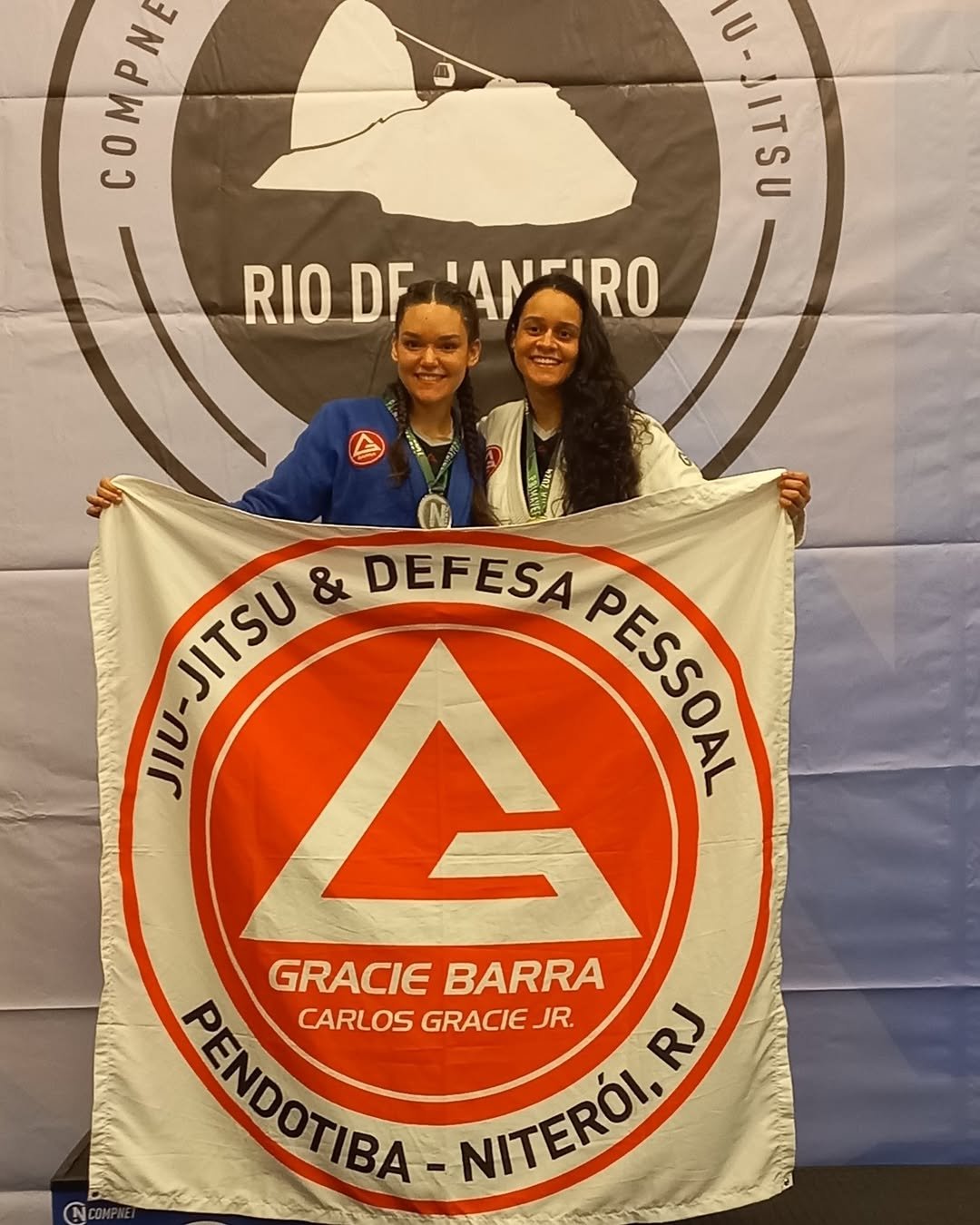 Atletas do feminino da GB Pendotiba com medalhas de competição