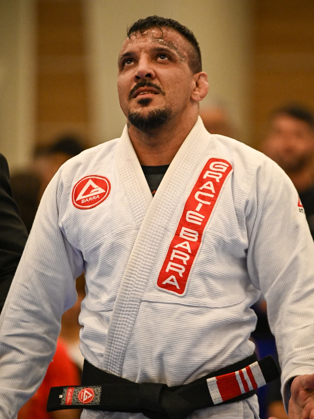 Mestre André Amaral de kimono branco Gracie Barra